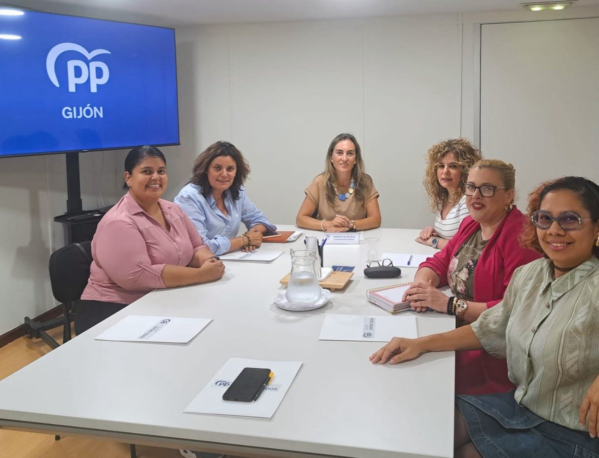 🔵🗣️ Reunión de la Coordinadora General, Cristina Villanueva y la Diputada Autonómica, Beatriz Polledo, con un colectivo de formadores y trabajadores sociosanitarios para escuchar e intentar dar solución a problemas del sector.
