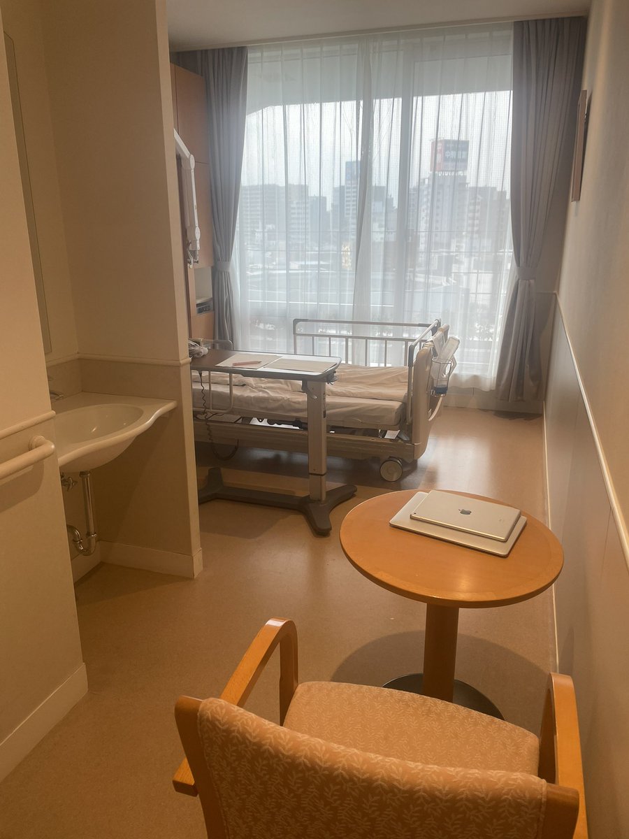 yasswee's tweet photo. 数年振り2度目の検査入院
睡眠時無呼吸症候群なので寝て帰るだけ😄
ビジネスホテルみたいでずっと仕事してる https://t.co/SxlgONOF93