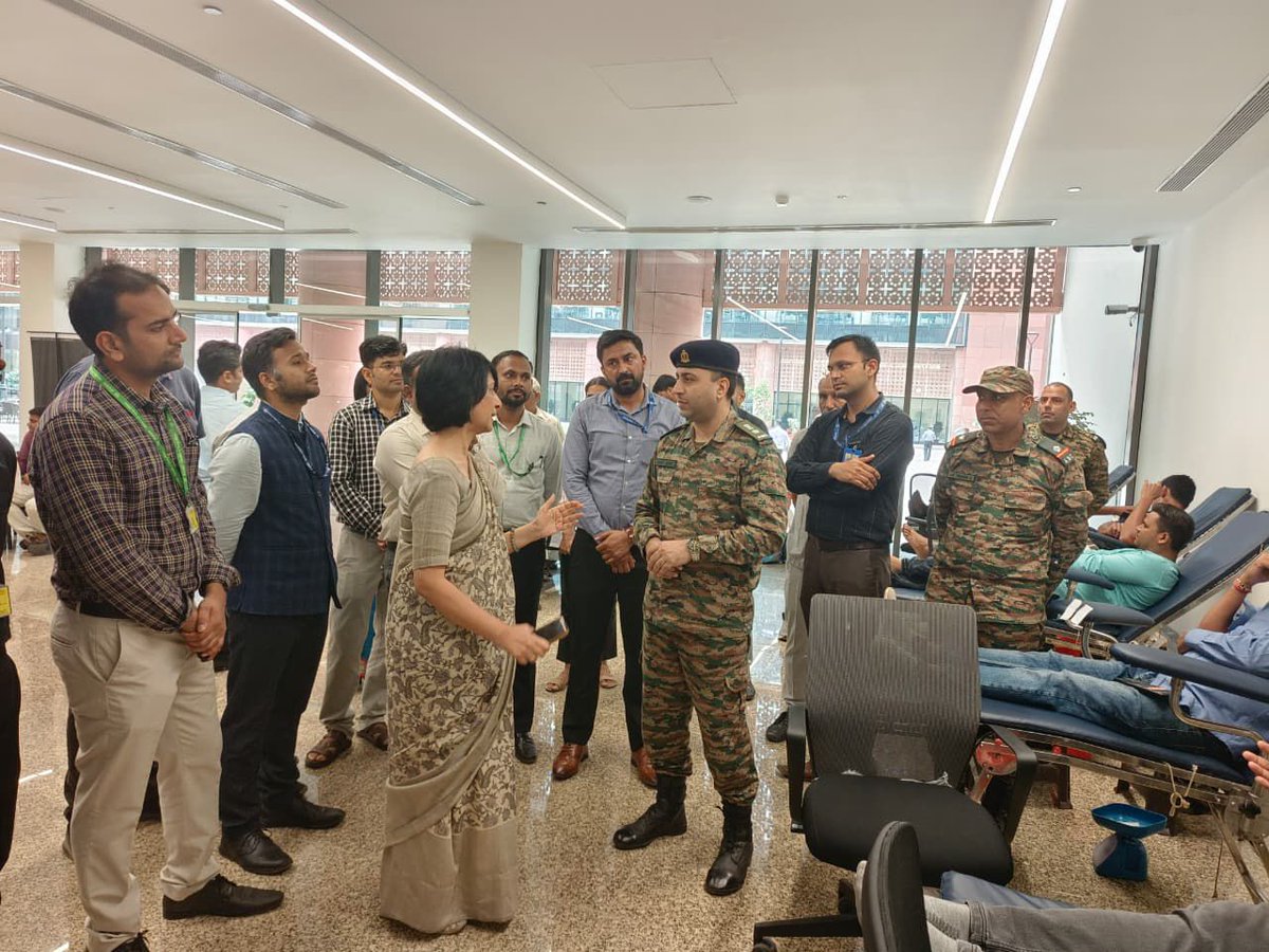 CSS_GOMESH's tweet image. Today, Ms. Rachna Shah, DoPT Secretary inaugurated the Blood Donation initiative under #KartvyaAbhiyan, organised by #CSSForum in association with the Armed Forces Transfusion Centre at #KartvyaBhawan. These blood units are dedicated to our brave soldiers. #IndianArmedForces