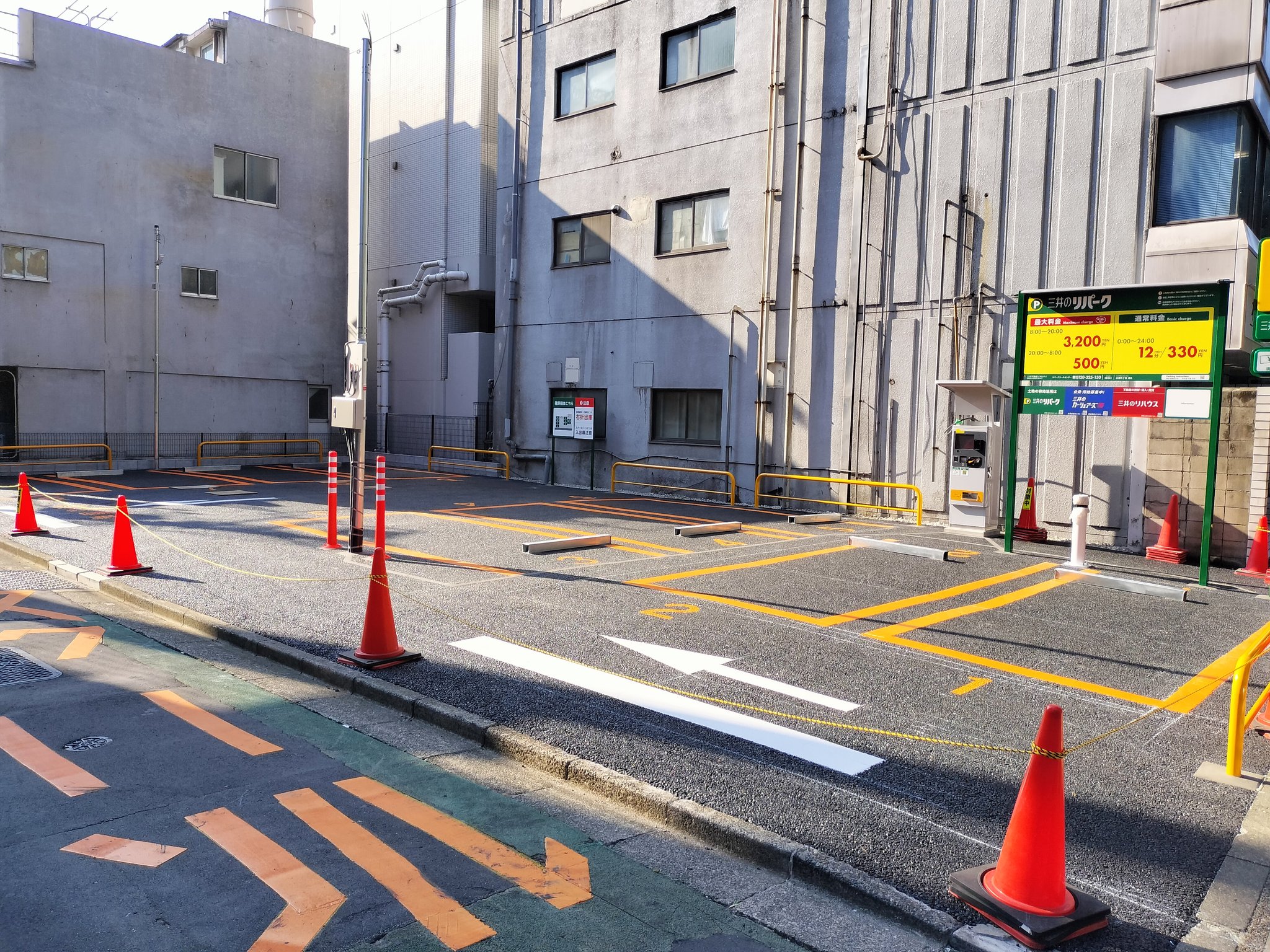 駐車場 展示台← Nguyen Thanh Ha さんお返事待ち 駐車場 展示台← Nguyen Thanh Ha さんお返事待ち