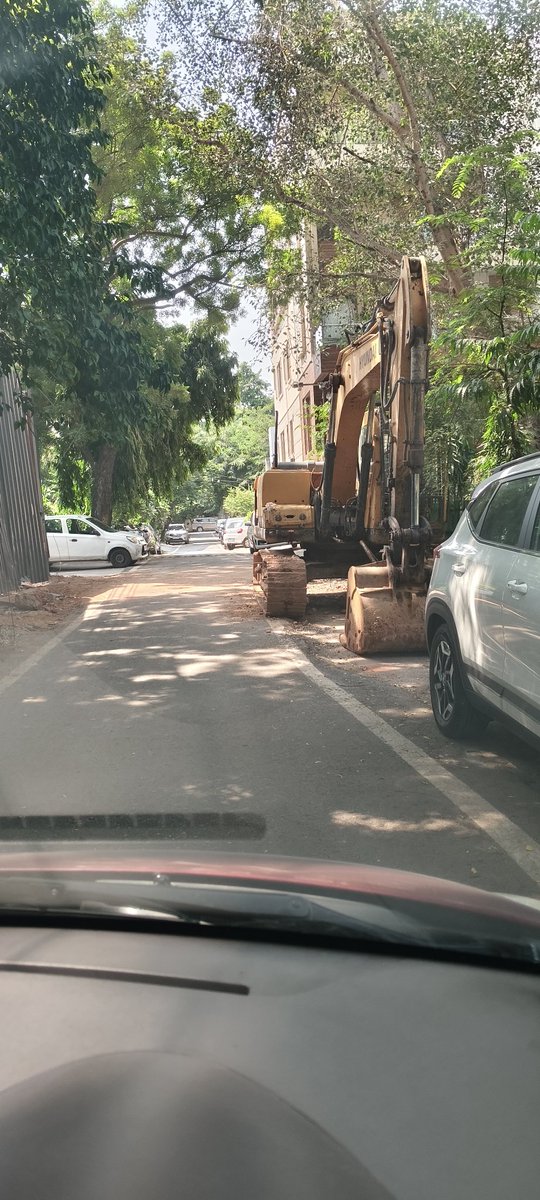 amardev370's tweet photo. @MCD_Delhi 
Road block by heavy crane in residential area 
Opposite 
F 96 East of Kailash New Delhi 110065 https://t.co/DuopEJRFWw
