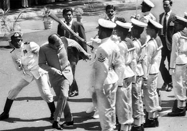 <a href="/savedemocracyI/">I.N.D.I.A गठबन्धन</a> देश के बाहर श्रीलंका में मार खाने का घमंड भी इसी को प्राप्त है और चमचों तुम्हें ही मुबारक हो 🫵