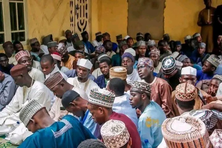 Jama'a Sun Cika A Gidan Kadiriyya Dake Kano Domin Karbar Ruwan Da Aka Tsòma Gashìn Mañzòn Allah S.A.W