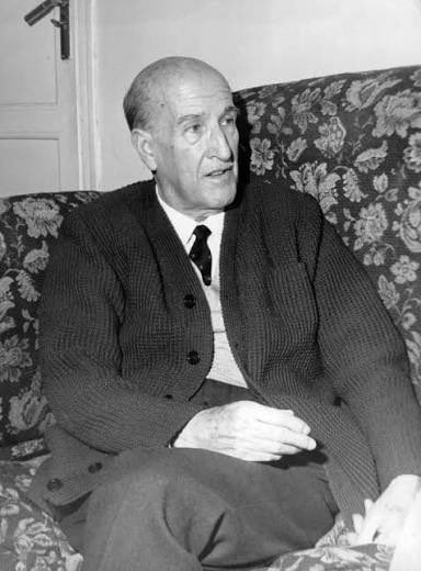 «Quiero saber si la noche ve abajo cuerpos blancos de tela echados sobre tierra…»

#VicenteAleicandre 
de Espada como Labios (1932)

#PoesíaSobreHojasDeHierba 940
<a href="/ElOjoCriticoRNE/">El Ojo Crítico (RNE)</a> <a href="/radio5_rne/">Radio 5</a> 16h