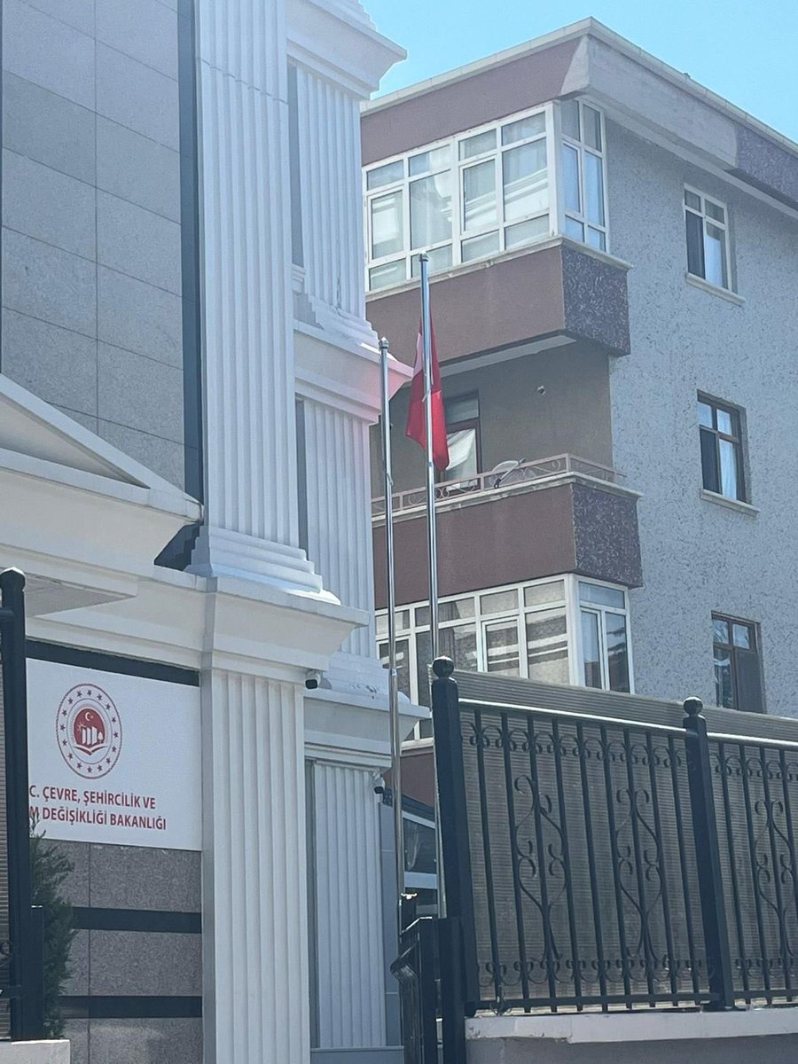 ❌ Sosyal medyada, Ankara’da Çevre, Şehircilik ve İklim Değişikliği Bakanlığı binasına Fenerbahçe bayrağı asıldığı iddia edildi.

✅ Bakanlık binasında herhangi bir spor kulübüne ait bayrak yer almamaktadır. Gerçek dışı ve kamu kurumlarını hedef alan içeriklere itibar etmeyiniz.