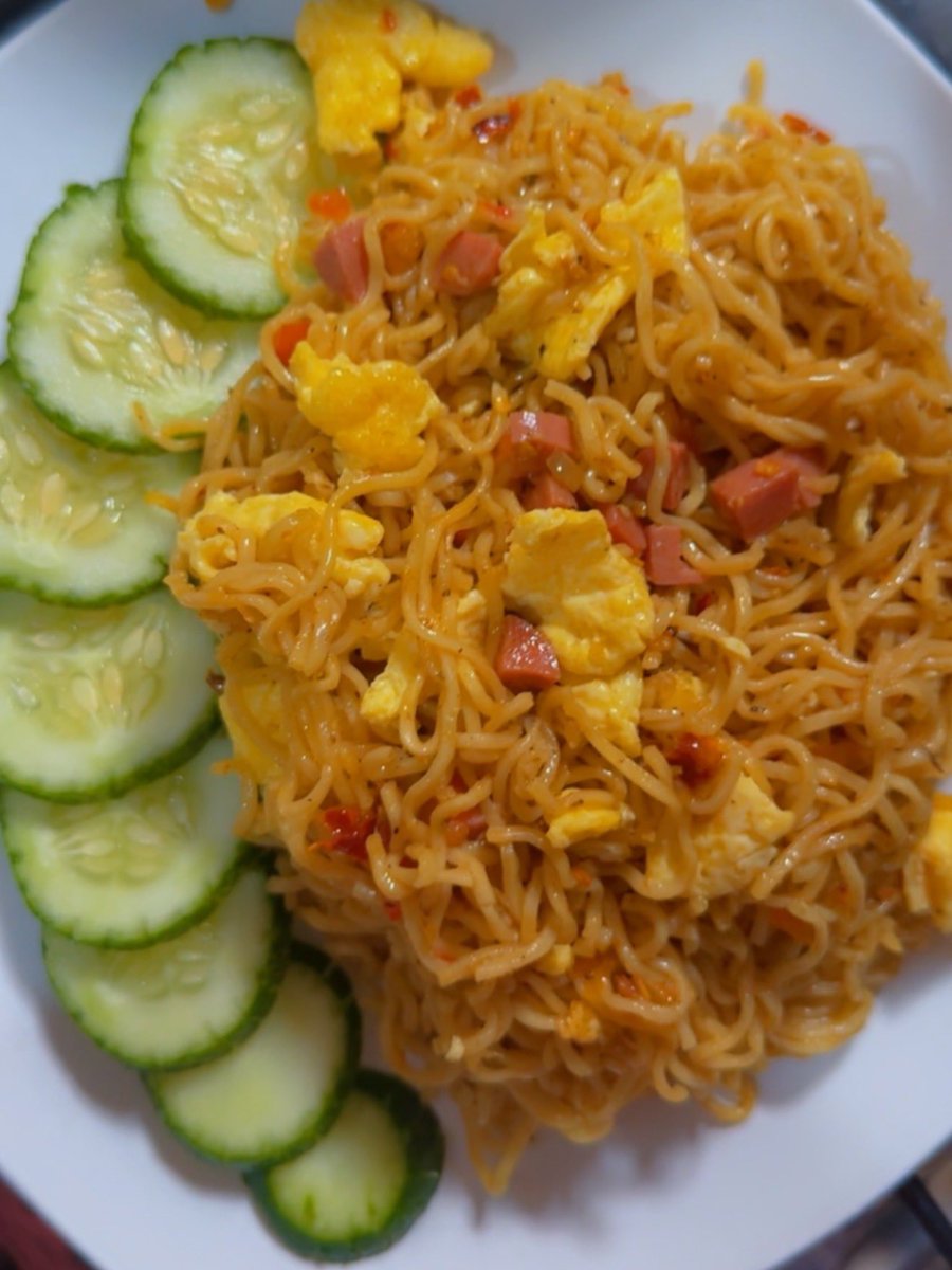 Dr_Chef_sl's tweet image. Kickstart your morning with a simple but satisfying combo 🍳🍜🥒 — fried egg noodles with a refreshing touch of cucumber. Breakfast done right✨ 

#DrChefsKitchen #BreakfastGoals #SimpleButTasty #Foodie