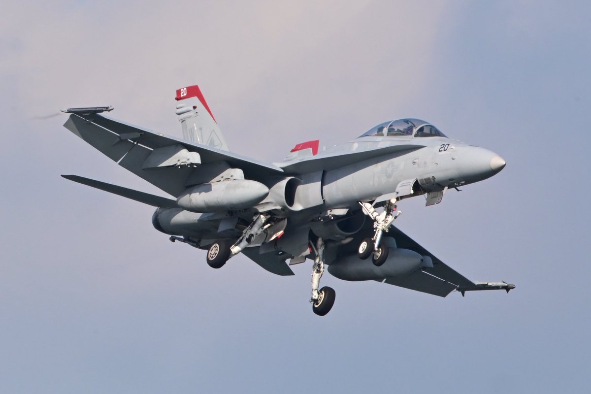 uchi_captain's tweet image. 岩国基地へひとっ飛び。
しかし本命二機は上がらず😭。

#岩国基地
#f18
#VMFA232