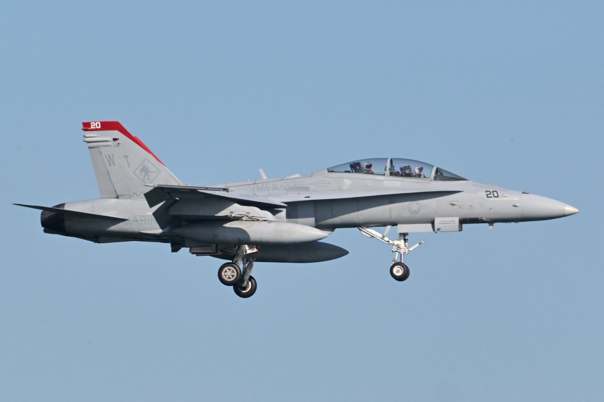 uchi_captain's tweet image. 岩国基地へひとっ飛び。
しかし本命二機は上がらず😭。

#岩国基地
#f18
#VMFA232