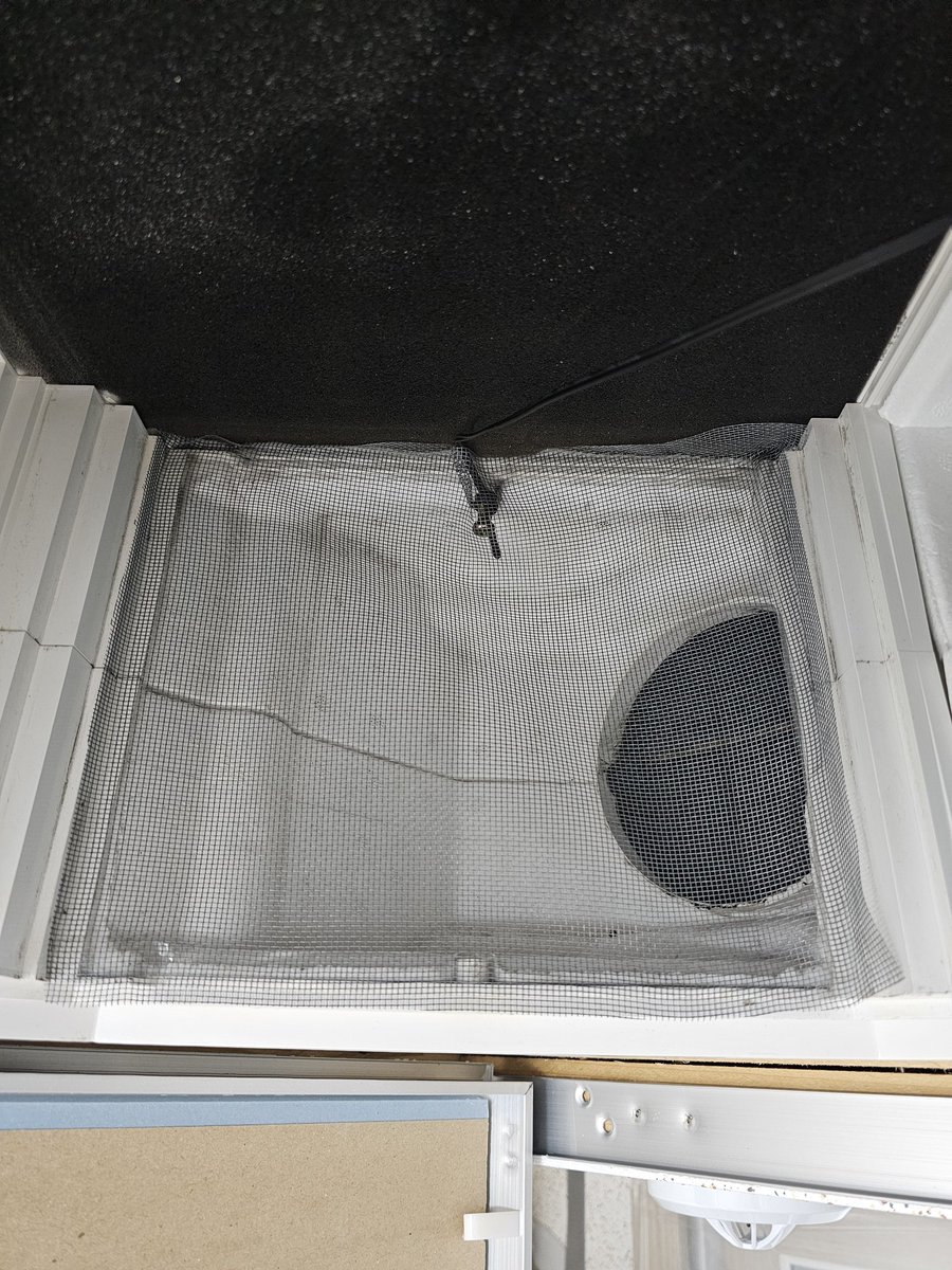 오늘 행거도 새로 설치해서 다 옮기고 청소하고 기존 행거 버리고
전열교환기도 필터 교체하려니까
방충망 쳐놓은곳에 날벌레+거미+거미줄로 개판나서 싹다 청소하고 다시 방충망 붙였다..
연차내고 보람차게 집안일 했네