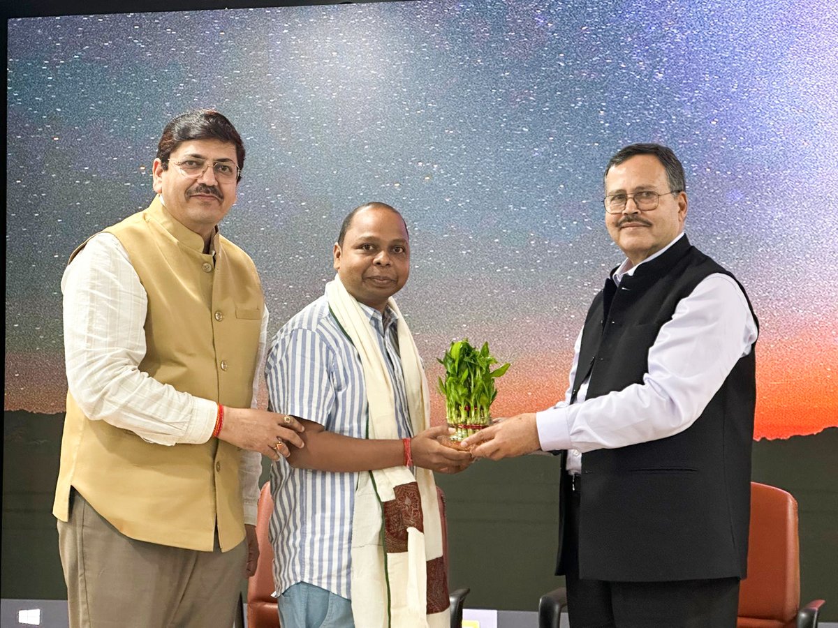 IFFCO_Coop's tweet photo. इफको मुख्यालय में हिंदी सप्ताह के उद्घाटन समारोह में ‘अब तो सब भगवान भरोसे’ फ़ीचर फ़िल्म का प्रदर्शन एवं फ़िल्म के पटकथा लेखक सुधाकर नीलमणि से संवाद कार्यक्रम का आयोजन हुआ। इस अवसर पर निदेशक मानव संसाधन एवं विधि श्री आर पी सिंह ने बतौर मुख्य अतिथि हिंदी और समाज पर अपनी बात रखी।

#HindiPakhwada

@Dileep_Sanghani @MinOfCooperatn @KiritkrJPatel