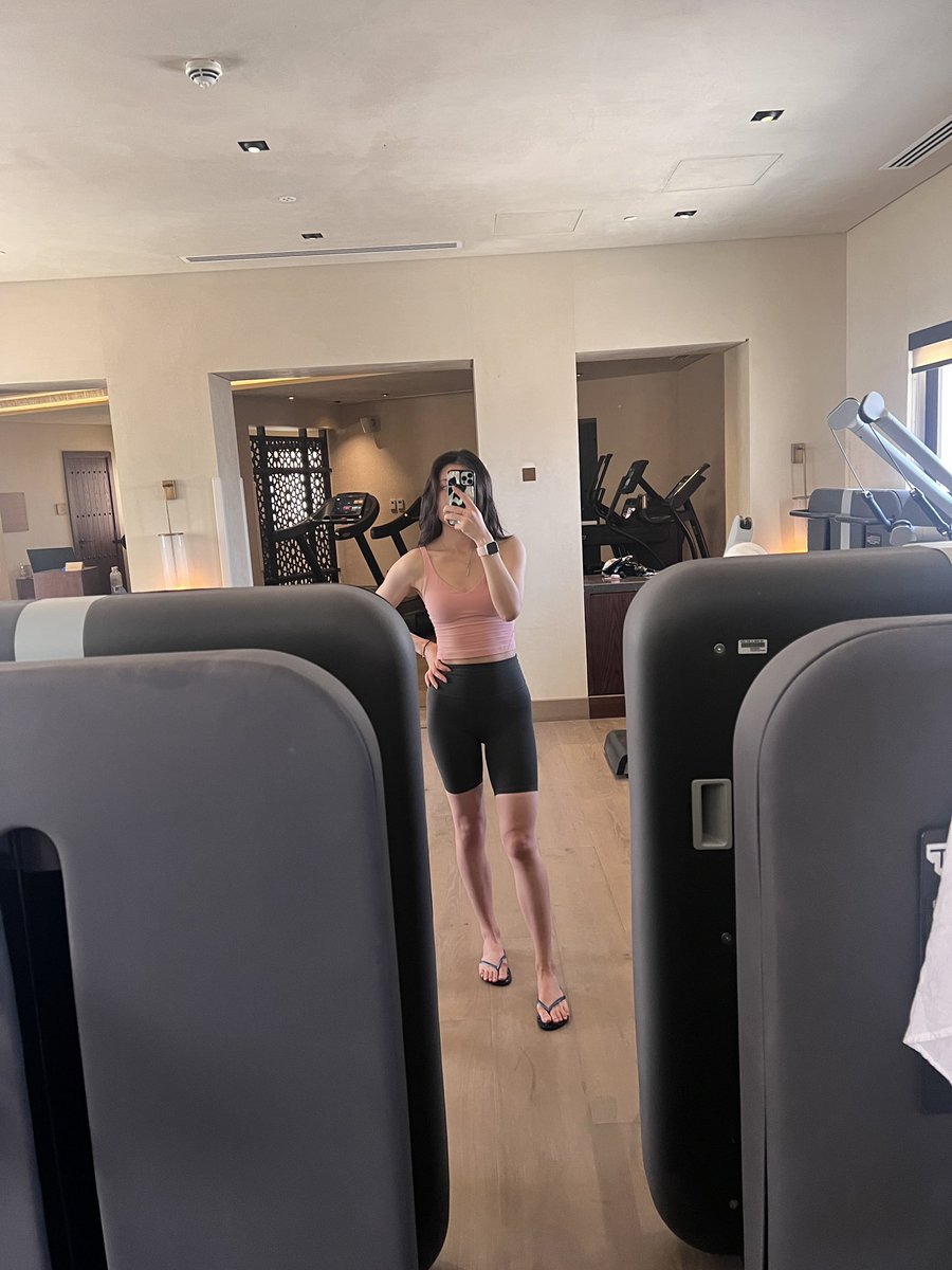 沙迦太热啦，白天完全没法在室外。上午餐厅+健身房混半天....