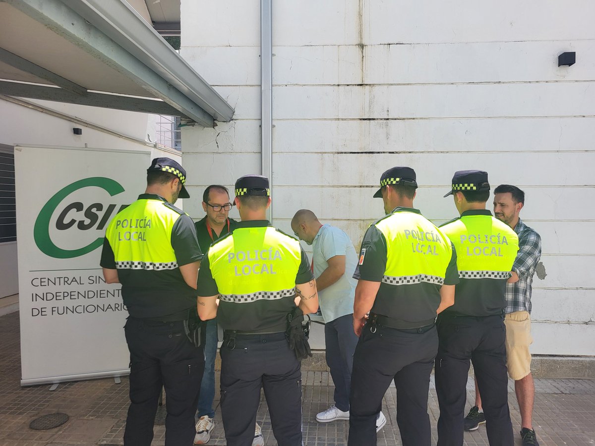 CSIF_PoliciaSev's tweet image. ❌️ Un polo y un pantalón es lo que han recibido los nuevos policías que la semana pasada comenzaron la academia
👉 Una vez mas se demuestra la falta de previsión de la Jefatura que obliga a estos nuevos policías a lavar diariamente su uniforme
🗣 Desde el 1° día maltratándolos