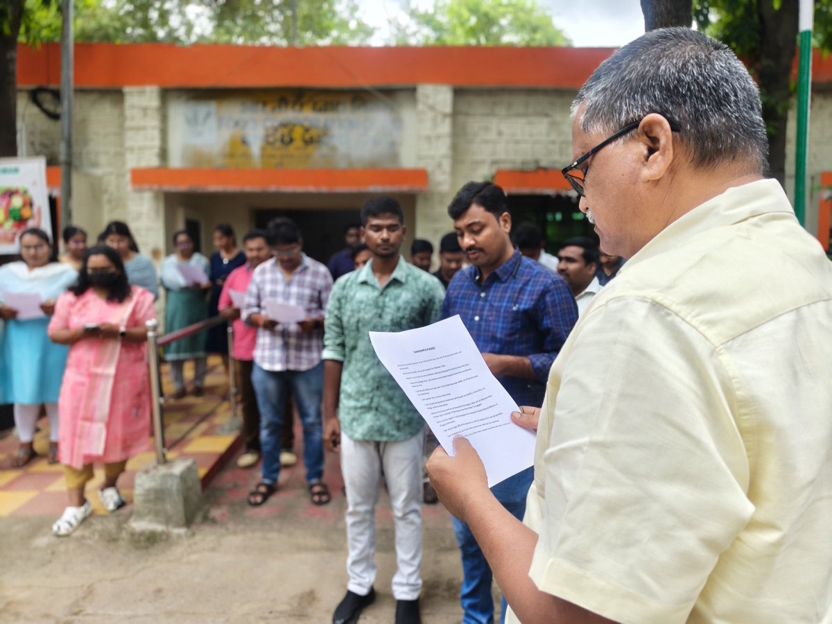 fcidokhammam's tweet photo. On the eve of #SwachhtaHiSeva2025, the staff at DO and BSC Khammam took the Swachhta Pledge, reaffirming their commitment to cleanliness and service. https://t.co/ypjFd7y1gA