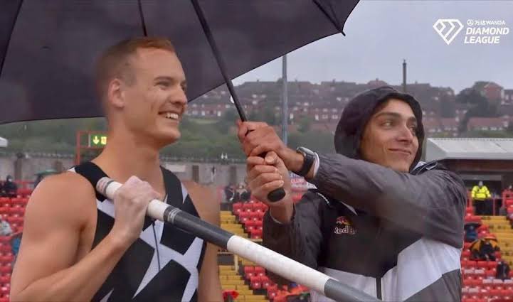 BoutakaChannel's tweet image. 棒高跳は、助け合いのスポーツ！！

雨の日は、みんなで傘を差し合いっこします☂️

試合の時は5m以上のポールを運び、3時間以上の試合を共にして、練習では巨大なマットをみんなで設置。

#BoutakaChannel