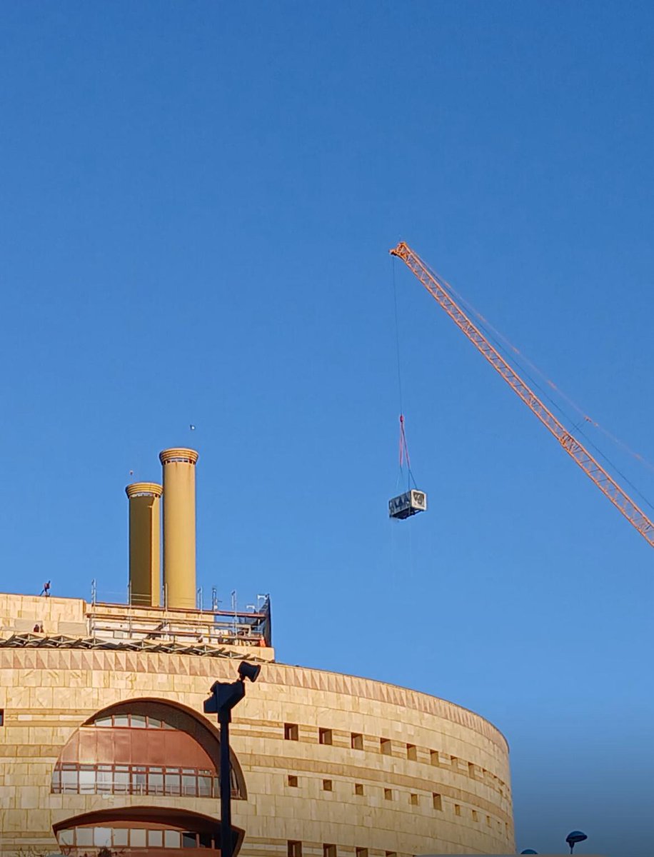 No hay dinero para que nuestros niños y niñas no pasen calor en las aulas...🥵

➡️Pero la Consejería de Educación monta plantas enfriadoras para sus señorías 💸💸💸

No todos somos iguales 🤷‍♂️🤷‍♀️