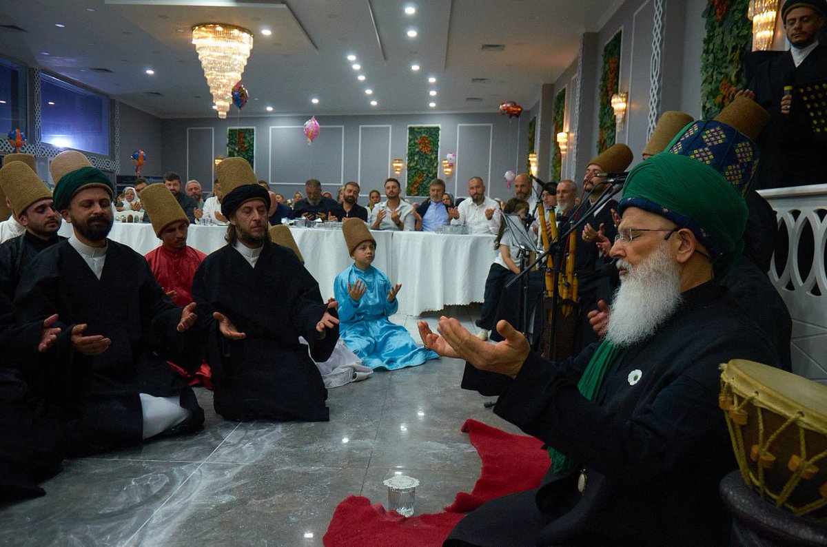 İmâm Kuşeyrî (Rha):
"Ey dostlarım! Şunu bilin ki Allah bu sûfîler topluluğunu seçilmiş dostları yapmış,nebîlerinden sonra bütün kullarından üstün ve faziletli kılmış; kalplerini sırlarının madeni yapmış onları halk için rahmet ve bereket sebebi kılmıştır"
er-Risâle,36
<a href="/mozbag/">Mustafa Özbağ</a>