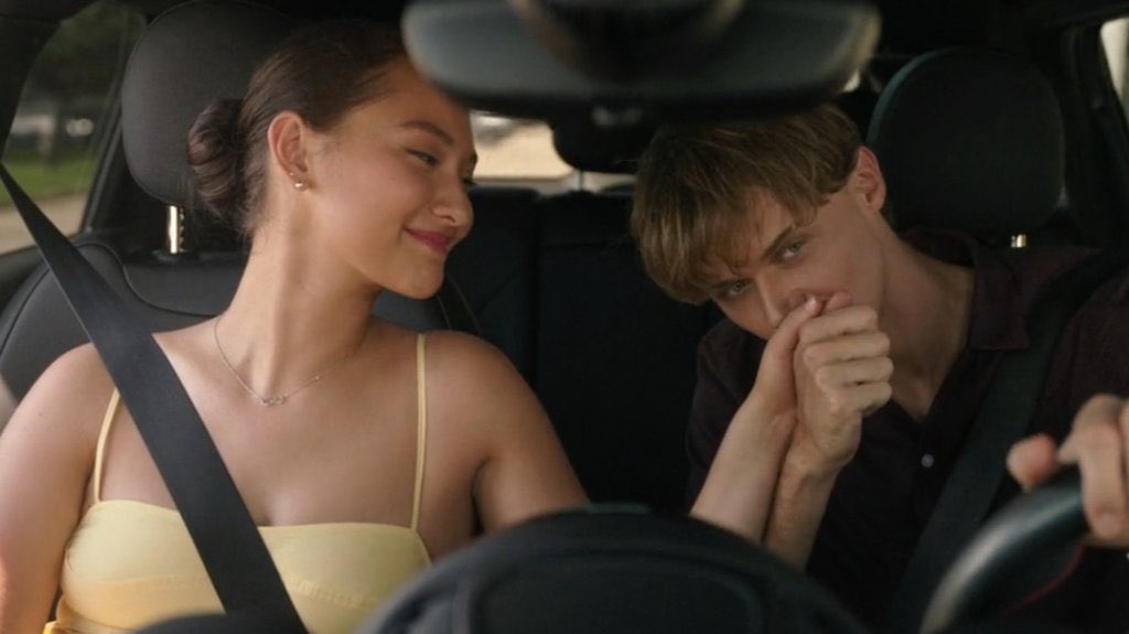 “Estamos casados. Somos o infinito. Conrad e eu. O primeiro garoto com quem eu dancei uma música lenta, o primeiro por quem chorei. O primeiro que amei"
- Isabel Conklin 💙
#TheSummerITurnedPretty #overaoquemudouminhavida