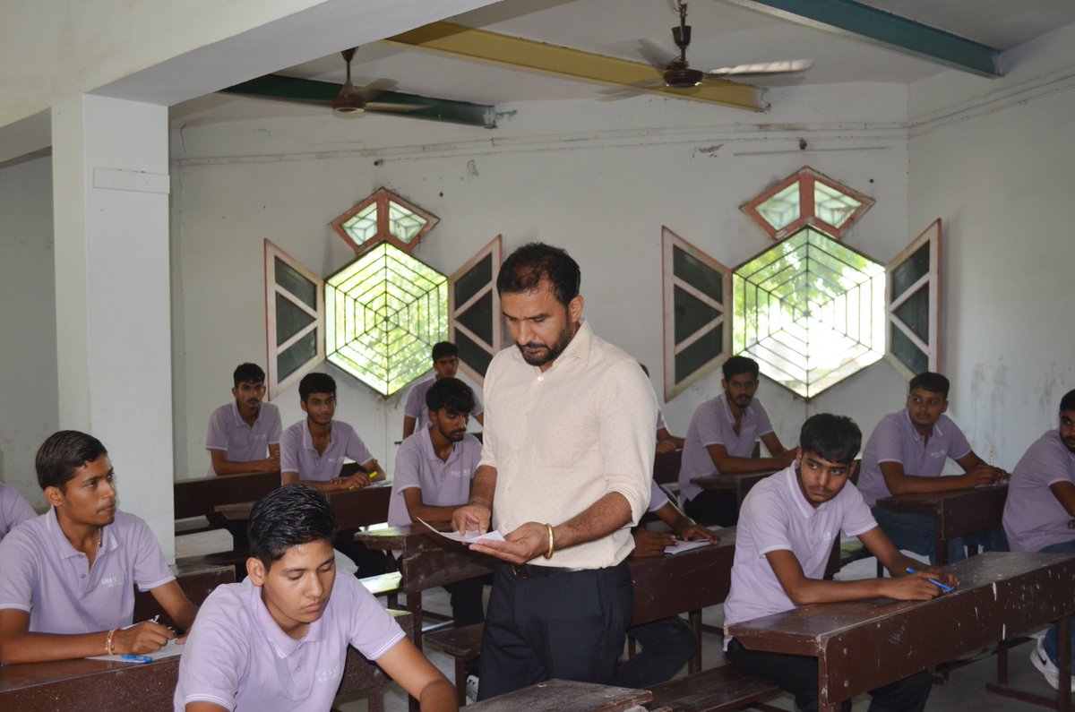 ssjboyscollege's tweet image. शाह सतनाम जी बॉयज़ कॉलेज में हिंदी दिवस के अवसर पर हिंदी भाषा के महत्व को दर्शाने और छात्रों के भाषाई कौशल को निखारने के लिए विभिन्न प्रतियोगिताओं का आयोजन किया गया। इन आयोजनों में छात्रों ने पूरे उत्साह के साथ भाग लिया और अपनी प्रतिभा का प्रदर्शन किया।

#हिंदीदिवस #ssjbc #Hindi