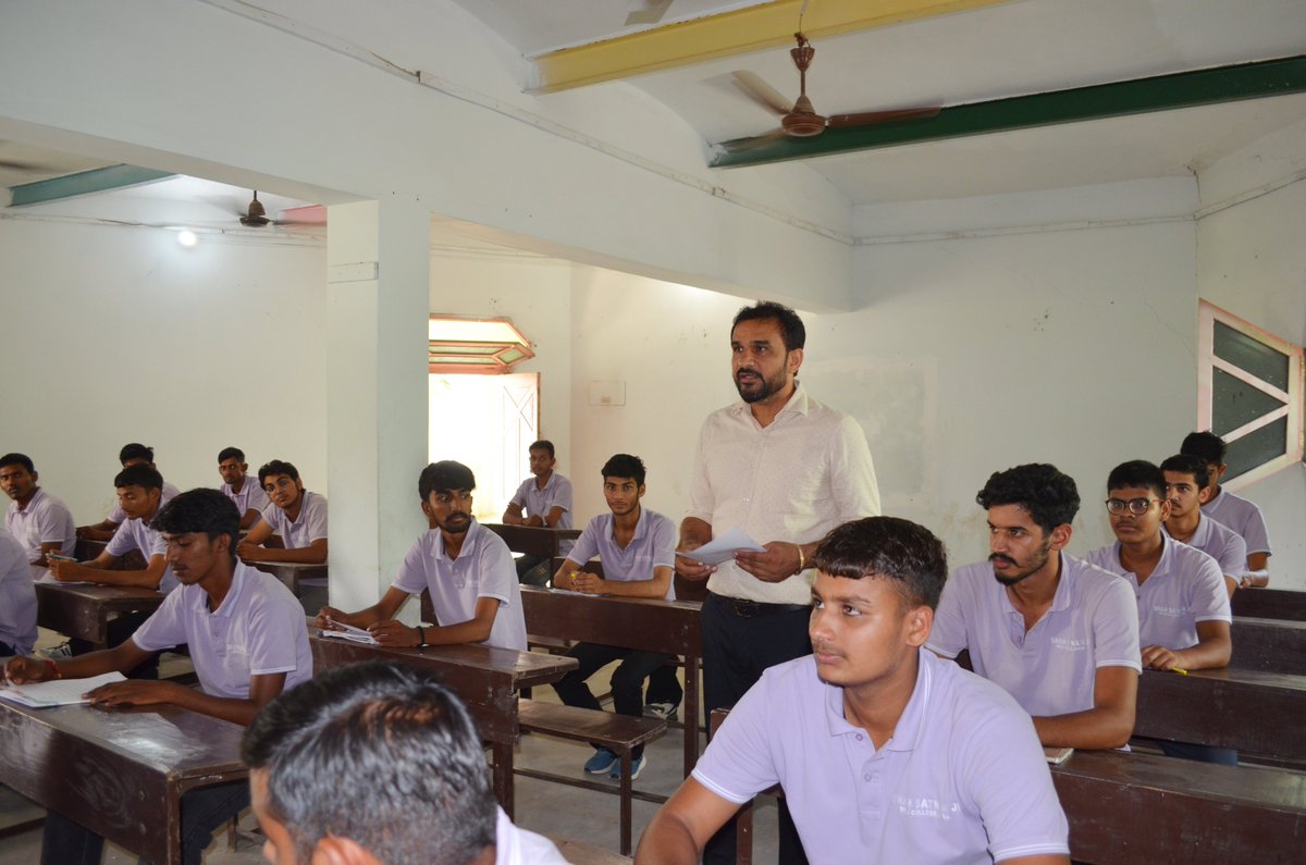 ssjboyscollege's tweet image. शाह सतनाम जी बॉयज़ कॉलेज में हिंदी दिवस के अवसर पर हिंदी भाषा के महत्व को दर्शाने और छात्रों के भाषाई कौशल को निखारने के लिए विभिन्न प्रतियोगिताओं का आयोजन किया गया। इन आयोजनों में छात्रों ने पूरे उत्साह के साथ भाग लिया और अपनी प्रतिभा का प्रदर्शन किया।

#हिंदीदिवस #ssjbc #Hindi