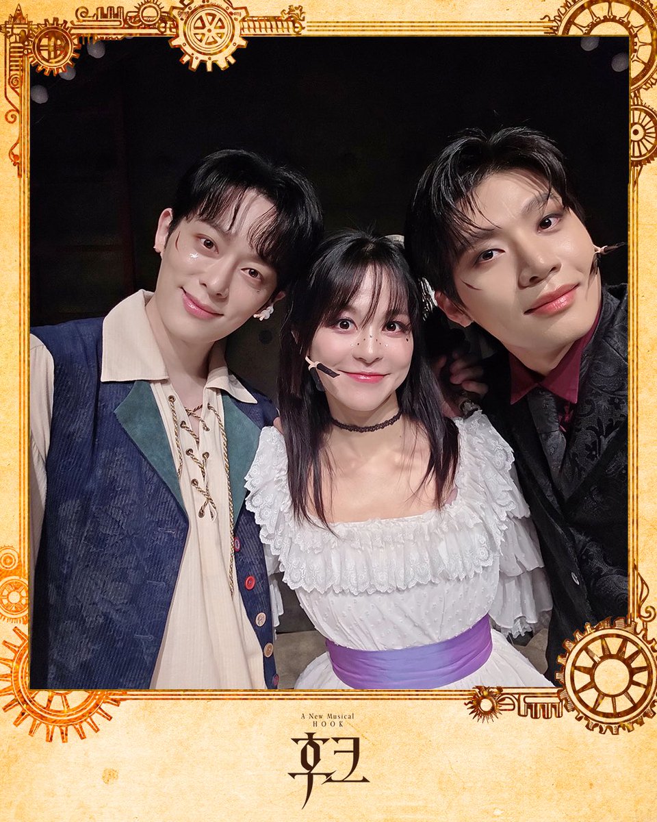 [#후크] 첫공 네버랜드 페어컷🪝

𝐇𝐎𝐎𝐊 𝐈𝐒 𝐁𝐀𝐂𝐊!

“꼬마들! 우리 노는 거 보고만 있으니까 
심심하지? 같이 놀래?”
🪝후크 | #박상혁
🗡️피터 | #동현
🧚웬디 | #김주연

돌아온 후크, 피터, 웬디의 신나는 놀이에 
함께해 주셔서 감사합니다.