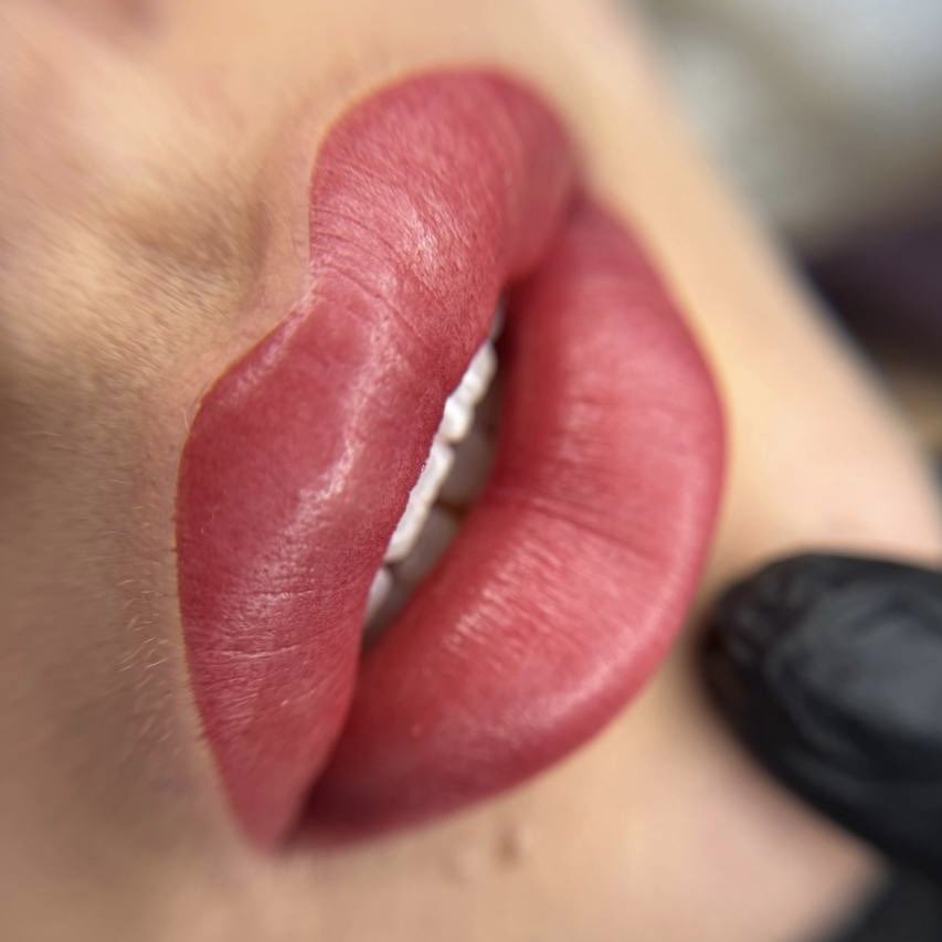 Güne hazırlanırken en sevdiğim şey, makyaj çantama dokunmadan hazır hissetmek. 🌸 Kalıcı makyaj hayatı kolaylaştırıyor, gerisi sadece keyif.