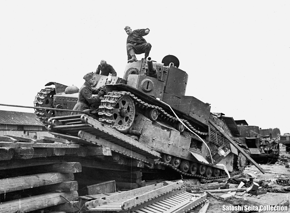 T-28E 多砲塔戦車。露語はТ-28Эで「Э」は「Экранированный（エクラニーロヴァンヌイ＝遮蔽された）」から。既存車両に追加装甲を施したタイプで、1940年2月〜1941年5月に合計114両が加工された。写真は状況的に、鉄道プラットフォームに引き上げる途中で放棄された…のだろうか。