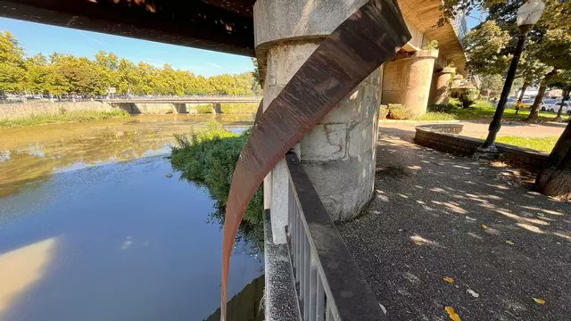 <a href="/salvadorilla/">Salvador Illa Roca</a> <a href="/oscar_puente_/">Oscar Puente</a> <a href="/jasantano/">Jose Antonio Santano</a> <a href="/Adif_es/">Adif</a> <a href="/aena/">Aena</a> <a href="/SilviaPaneque/">Sílvia Paneque</a> <a href="/manelnadal63/">Manel Nadal Farreras</a> <a href="/territoricat/">Territori</a> <a href="/transportesgob/">Ministerio Transportes y Movilidad Sostenible</a> <a href="/vadorverges/">Salvador Vergés i… Tejero!</a> <a href="/estercapella/">Ester Capella Farré</a> <a href="/joanbague/">Joan Bagué i Roura</a> <a href="/Marta_Serrano/">🏳️‍🌈🏳️‍⚧️🚌 Marta Serrano 💚</a> <a href="/IsidreGavin/">Isidre Gavín</a> <a href="/PujolBonell/">Eduard Pujol i Bonell 🎗</a> <a href="/jterrades/">Jordi Terrades</a> <a href="/peremacias1/">pere macias i arau</a> <a href="/trentramcb/">Tren-Tram de la Costa Brava</a> <a href="/trenolot/">Amics del Tren Olot-Girona</a> <a href="/AngelesEsteller/">Ángeles Esteller</a> <a href="/AndresBelloSanz/">Andrés Bello</a> <a href="/InesGranollers/">Ines Granollers</a> <a href="/sarabailac/">Sara Bailac Ardanuy</a> <a href="/EtnaEF/">Etna Estrems Fayos</a> <a href="/alcaldegi/">Alcalde de Girona</a> <a href="/DiputacioGirona/">Diputació de Girona</a> <a href="/cambragirona/">Cambra de Girona</a> <a href="/ftenc/">Francesc Ten 🎗</a> <a href="/MartaMadrenas/">Marta Madrenas 🎗</a> <a href="/sanchezcastejon/">Pedro Sánchez</a> <a href="/JosepBoira/">Josep Vicent Boira Maiques</a> <a href="/Corredor_Med/">Corredor Mediterráneo #QuieroCorredor</a> <a href="/Somiatwiter/">Antoni MartiMonterde</a> <a href="/joanvilallanars/">JVila Renovables, aigua i aliments</a> <a href="/AVEmpresarios/">AVE</a> <a href="/FomentTreball/">Foment del Treball Nacional</a> <a href="/Pimec/">Pimec</a> <a href="/SanzVitorio/">Juan José Sanz Vitorio</a> <a href="/HectorPalenciaR/">Héctor Palencia Rubio</a> <a href="/Trentramolotgir/">Tren-tram Olot-Banyoles-Girona</a> <a href="/AfectRodalies/">Afectats Rodalies</a> En diciembre de 2023 el senador <a href="/joanbague/">Joan Bagué i Roura</a> preguntó al Gobierno Q actuaciones hacía <a href="/Adif_es/">Adif</a> para el mantenimiento de los viaductos ferroviarios en la ciudad de Girona. La respuesta es Q no tienen constancia de nada y ningun problema.
Es el segundo desprendimiento con el de ayer