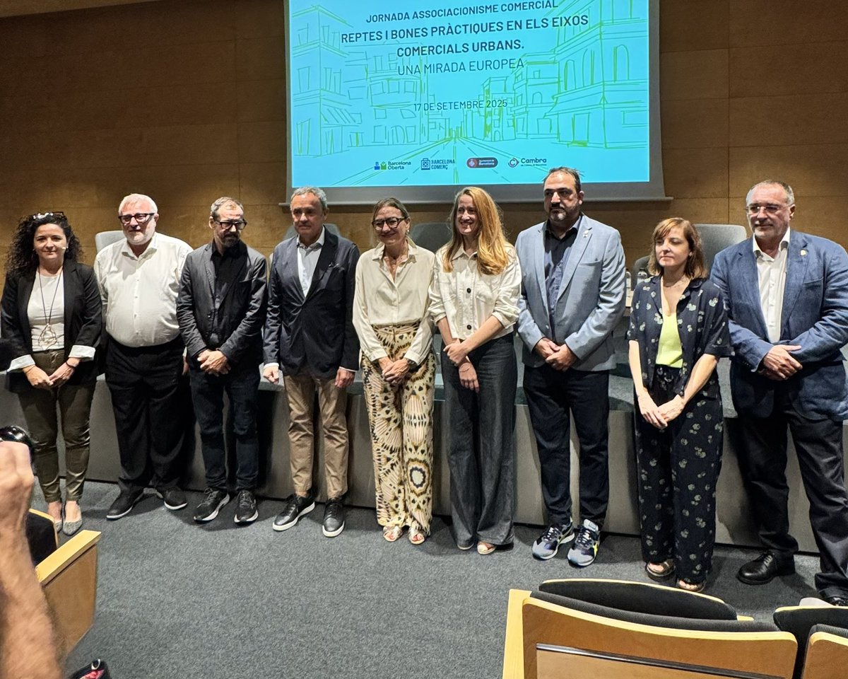 Comencem la jornada amb la presentació de Sergio Moral, vicepresident de #BarcelonaComerç, i la taula rodona “Reptes i futur dels eixos comercials”, on representants europeus del retail comparteixen experiències i visions sobre el futur del comerç urbà.