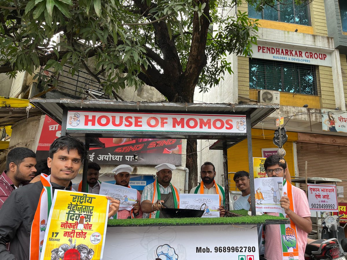 IYCMaha's tweet photo. #HBD_Modiji 

       आज देशाचे ‘आवडते?’ पंतप्रधान मा.नरेंद्र मोदीजी यांचा  वाढदिवस छत्रपती संभाजीनगर शहर जिल्हा युवक कॉंग्रेस तर्फे “राष्ट्रीय बेरोजगार दिवस“ वडा पाव गाडी लावून  साजरा करण्यात आला.

#NtionalUnemploymentDay
#National_Unemployment_Day
#राष्ट्रीय_बेरोजगार_दिवस 
#नौकरी_चोर_गद्दी_छोड 
#NaukriChorGaddiChhod