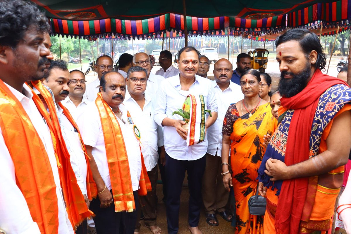 ChinnaJerepoth1's tweet photo. @KTRBRS @BRSHarish @BrsBandari @BRSparty *శ్రీ విశ్వకర్మ జయంతి సందర్భంగా ఫేజ్-1 గ్రౌండ్లో నిర్వహించిన 19వ యజ్ఞ మహోత్సవంలో పాల్గొన్న ఎమ్మెల్యే బండారి లక్ష్మారెడ్డి, కార్పొరేటర్లు ప్రభుదాస్, పన్నాల దేవేందర్ రెడ్డి, మాజీ కార్పొరేటర్ శ్రీనివాస్ రెడ్డి, బీఆర్ఎస్ నాయకులు సాయిజెన్ శేఖర్ https://t.co/rzNCNZSw9A