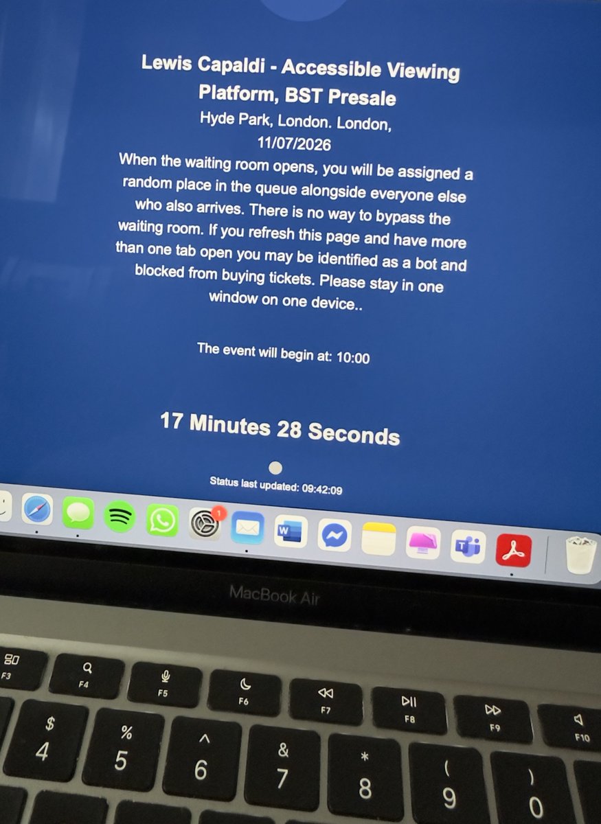 CapaldiPoland's tweet image. Fingers crossed 🤞🏻