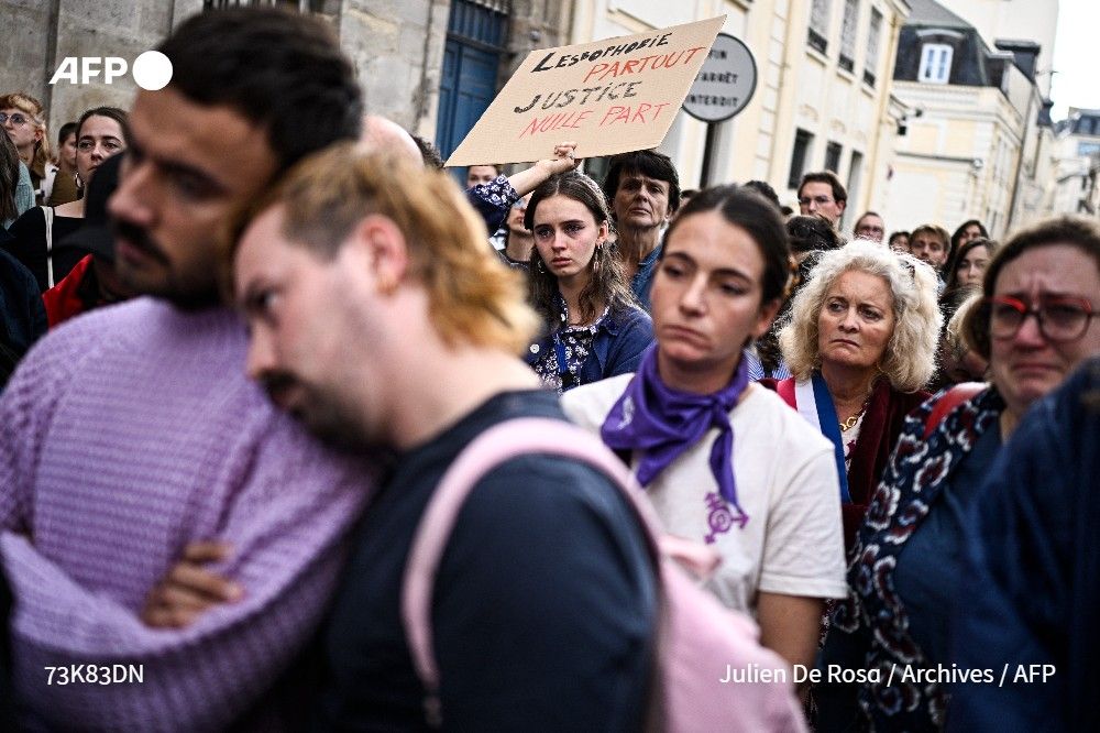 L'épouse de Caroline Grandjean, l'institutrice qui s'est suicidée dans la Cantal le jour de la rentrée après avoir été victime de harcèlement homophobe, annonce qu'elle va porter plainte contre l'Education nationale, dans un entretien aux journaux du groupe Ebra publié mercredi.