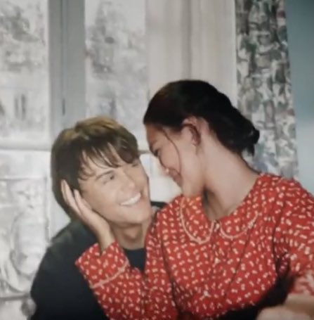 ele voltou à paris pra comemorar o natal com ela 😭