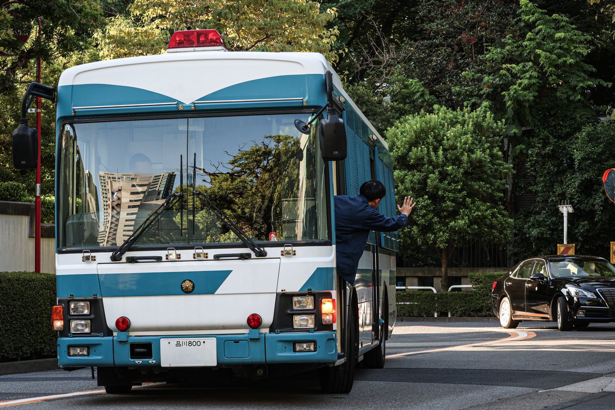 警視庁 警備部 警護課　大型人員輸送車

細い道で対向車線に膨らみ左折して目的地に入るために後続車両をお得意の箱乗り？にて停止を
促す警察官！

ところでこの車両の呼び方「機バス」「菅バス」
「大輸」などマニアや警察官によって色々な呼び方をしていてとても面白い
他にも呼び方ありそう