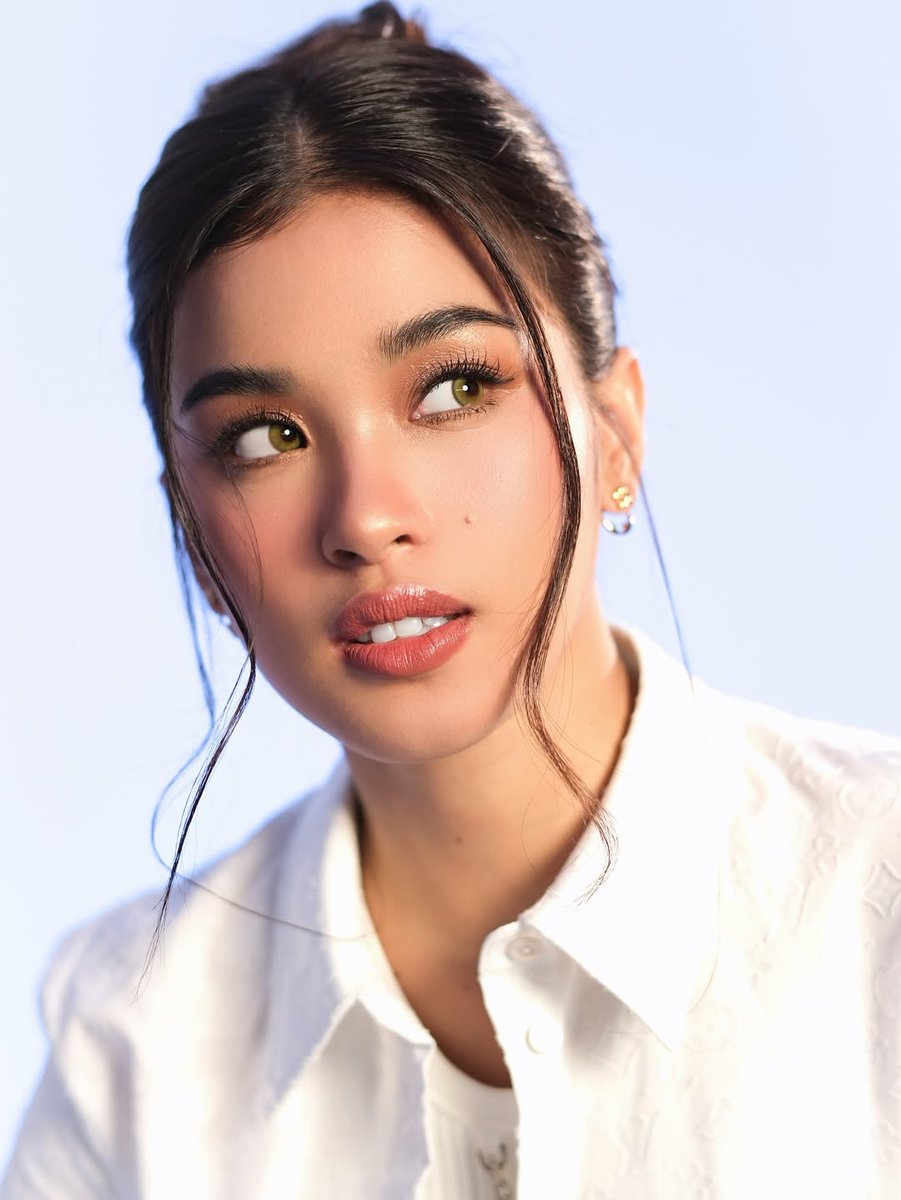 gmanetwork's tweet photo. Kapuso Nation's Darling, #ShuveeEtrata, stuns in her latest IG post, striking a pose with an iconic international luxury brand. 👜✨

📸: Shuvee Etrata https://t.co/OUz4Nv8ycs