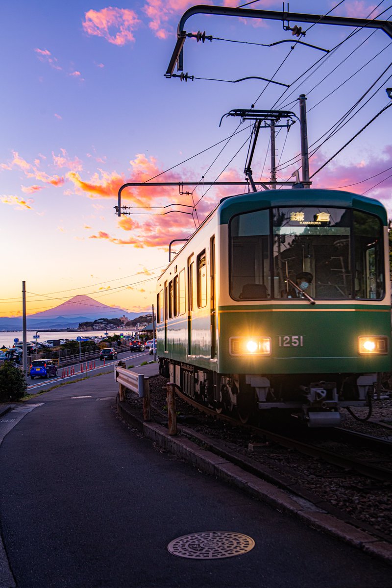 haskap1017's tweet image. 夕暮れの富士山と江ノ電の組み合わせが最高でした