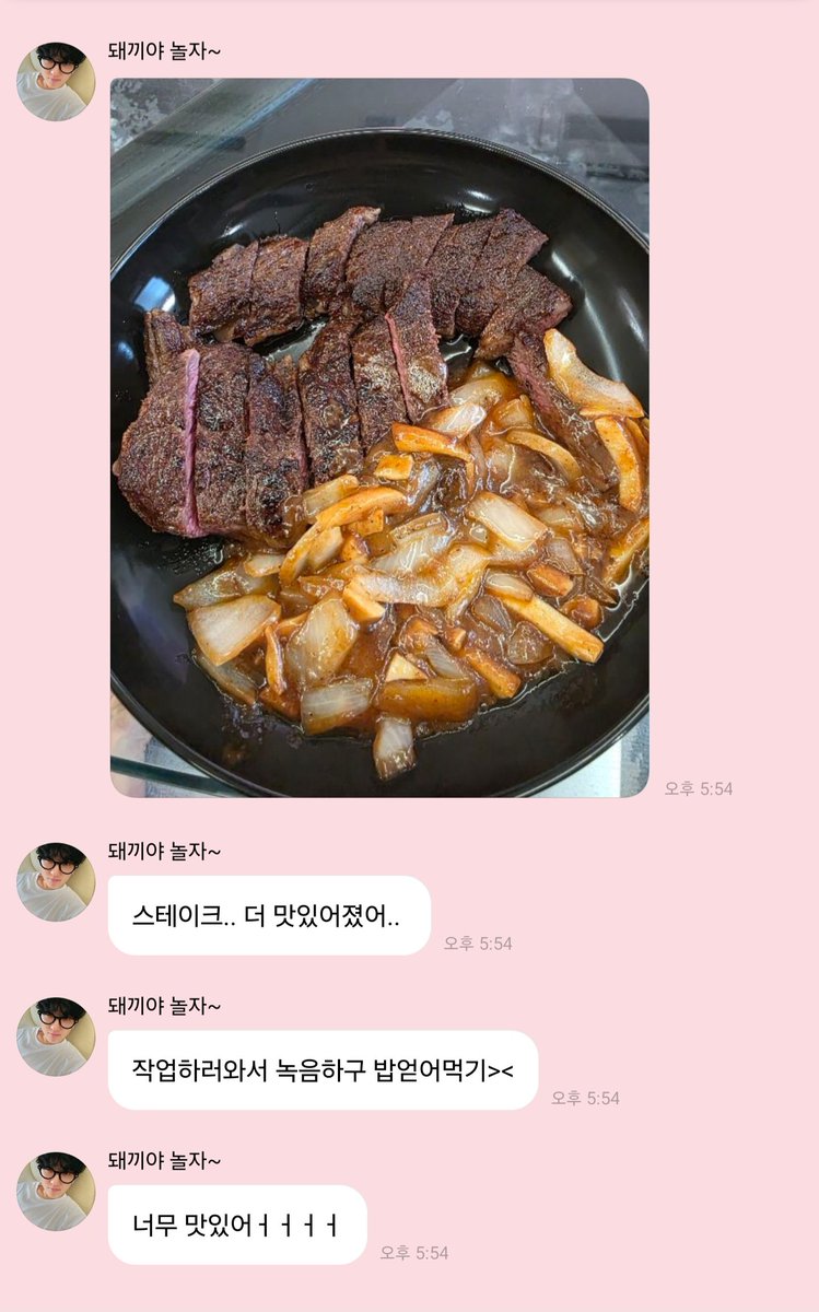 ChanStargazing's tweet photo. 찬이가 작업하러 온 창빈이한테 또 스테이크 만들어줬나봐! 더 맛있어졌대 https://t.co/esaidCy9Bg