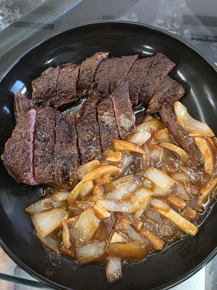 ChanStargazing's tweet photo. 찬이가 작업하러 온 창빈이한테 또 스테이크 만들어줬나봐! 더 맛있어졌대 https://t.co/esaidCy9Bg