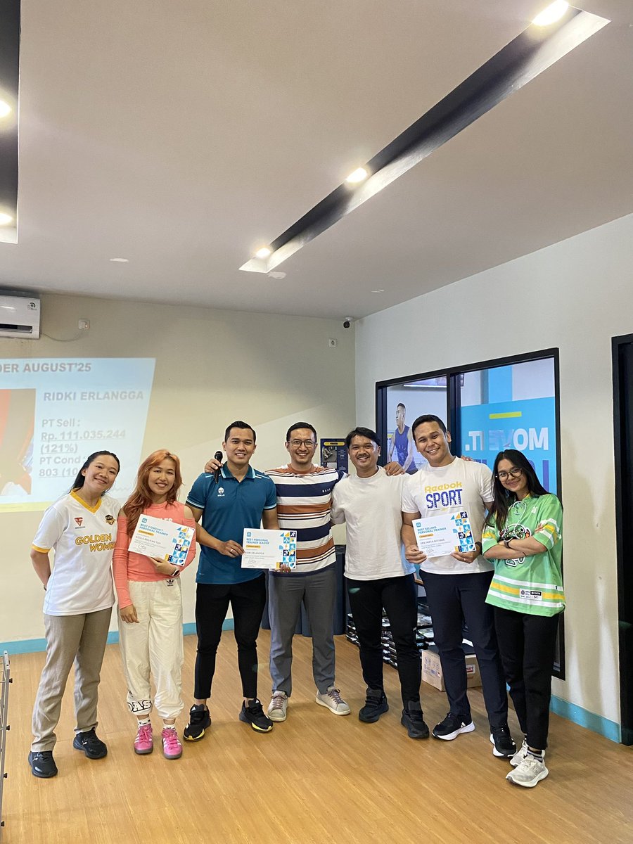 ridkierlangga's tweet photo. Berhentilah berpikir tentang menjadi seseorang yang biasa2 saja. Menjadi orang yang biasa saja adalah takdir dari dari orang yang menyerah. https://t.co/7EwaNk4oMC