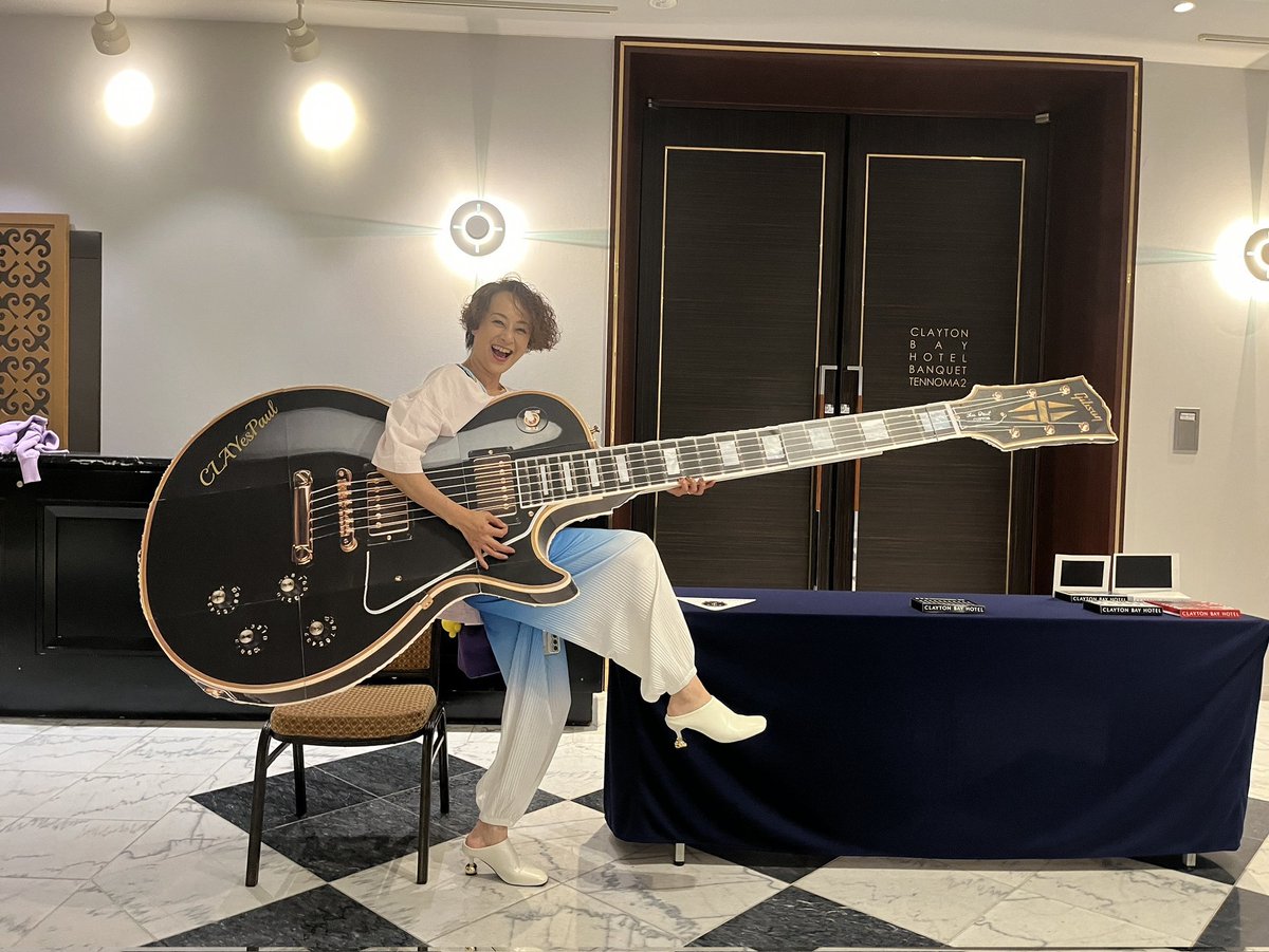 UtagokoroRie's tweet image. 広島県呉にあるクレイトンホテルでのサマーナイトライブの時にホテル内にあった
大～きなギター。

ジャカジヤーン🎸
笑笑笑　　😁

#クレイトンホテル
#広島県 #呉
#歌心りえ　#우타고코로리에