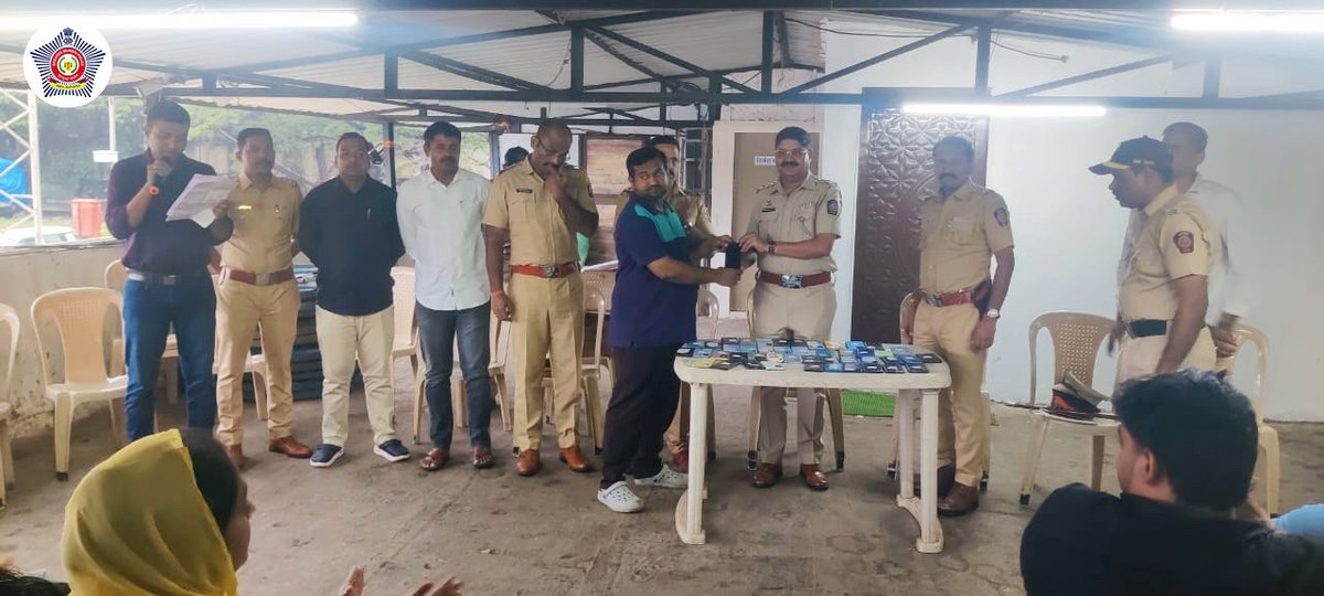 मुंबई पोलीस - Mumbai Police (@mumbaipolice) on Twitter photo CEIR पोर्टलच्या मदतीने <a href="/DeonarPS/">देवनार पोलीस ठाणे - Deonar PS Mumbai</a> यांनी गेल्या ६ महिन्यात ३९२ मोबाईल शोधून काढले.
उत्तरप्रदेश, बिहार, कर्नाटक, मध्यप्रदेश, दिल्ली, गुजरात, केरळ, गोवा, तामिळनाडू आदी राज्यांतून हे मोबाईल शोधण्यात आले.
मोबाईल मूळ मालकांना परत देण्यासाठी आयोजित केलेल्या एका कार्यक्रमात १३० मोबाईल CEIR पोर्टलच्या मदतीने <a href="/DeonarPS/">देवनार पोलीस ठाणे - Deonar PS Mumbai</a> यांनी गेल्या ६ महिन्यात ३९२ मोबाईल शोधून काढले.
उत्तरप्रदेश, बिहार, कर्नाटक, मध्यप्रदेश, दिल्ली, गुजरात, केरळ, गोवा, तामिळनाडू आदी राज्यांतून हे मोबाईल शोधण्यात आले.
मोबाईल मूळ मालकांना परत देण्यासाठी आयोजित केलेल्या एका कार्यक्रमात १३० मोबाईल