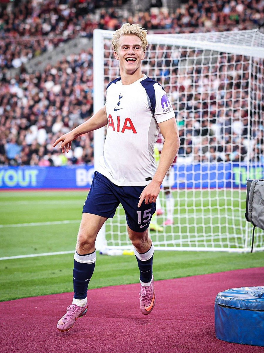 🇸🇪💎 Lucas Bergvall vs Premier League Midfielders, per 90 

🥇 Aerial duels — 1st
🥇 Shots on target — 1st
🥇 Crosses to box — 1st
🥇 Accelerations — 1st 
🥇 Assists — 1st
🥇 Goals + assists — 1st
🥇 Goals per 100 touches — 1st

👨‍💼 Top 7 League profile: datamb.football/L_Bergvall_Mid…