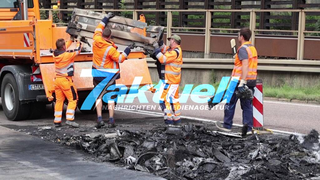 Kleintransporter brennt komplett aus – zuvor wollten zwei Arbeiter noch den Brand löschen 

7aktuell.de/meldung/41630?…