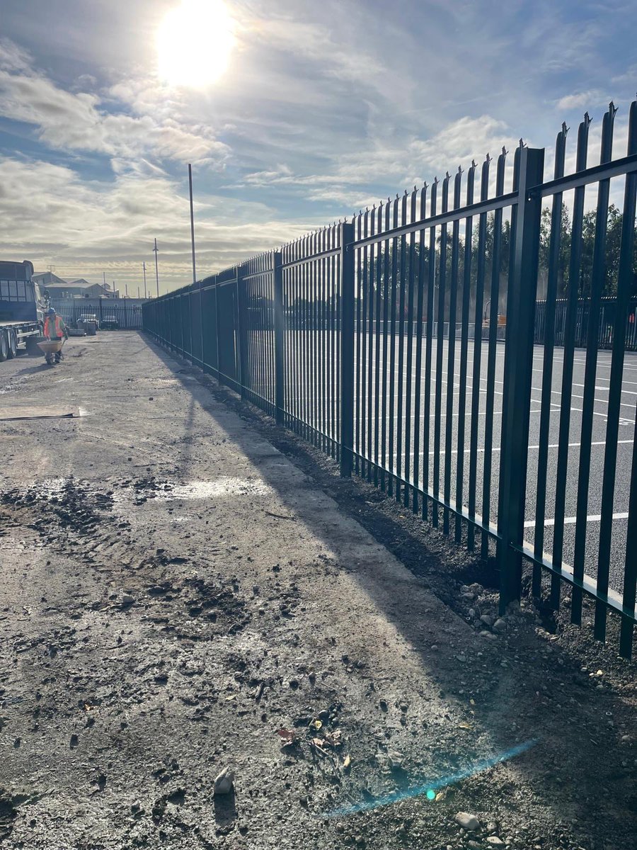 jncfencing's tweet image. Luas Red Cow Car Park ✅
🔹 2400mm JNC Palisade – RAL 6005 | LPS1175 A1 (SR1)
🔹 Pedestrian Guard Rail to NRA Spec
🔹 All manufactured &amp;amp; installed in-house by JNC
#SecurityFencing #Infrastructure #JNCFencing
