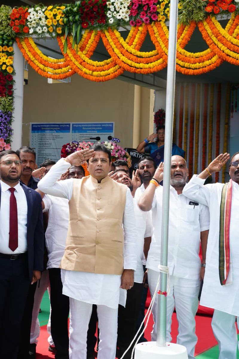 OffDSB's tweet photo. Praja Palana Dinotsavam celebrates September 17, 1948, when Telangana ended the Nizam’s autocratic rule and joined the Indian Union, marking the triumph of people’s armed struggle and the start of democracy in the region. Today, Telangana honours the sacrifices of its martyrs and remembers their role in the fight for freedom and self-governance, commemorating both historic and recent victories for transparent, people-centric government. 

We, in Congress, pledge to uphold Telangana’s ethos through social welfare, transformation in education, economic empowerment for women and farmers, job creation and inclusive development. These ongoing efforts aim to realize social justice, equality and prosperity for all citizens, with the vision to make Telangana a national example in democracy and growth.

#Sept17 #Suryapet #TelanganaCongress #TelanganaPrajaPalanaDinotsavam #DSB #TelanganaGovernment