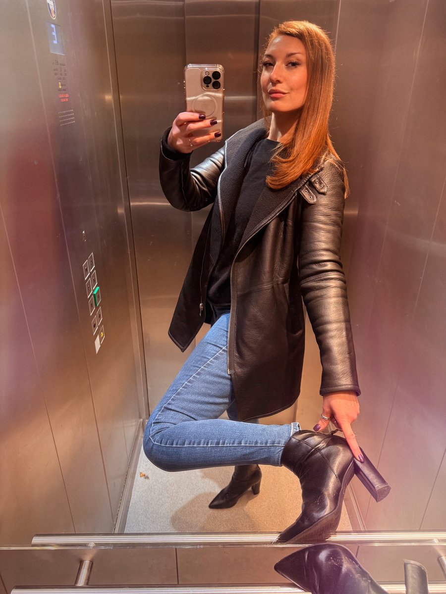LadyLuxNoir's tweet photo. ✨
I know you want to.
✨

#Hamburg #Lederjacke #Heels https://t.co/pu7hxJQHMm