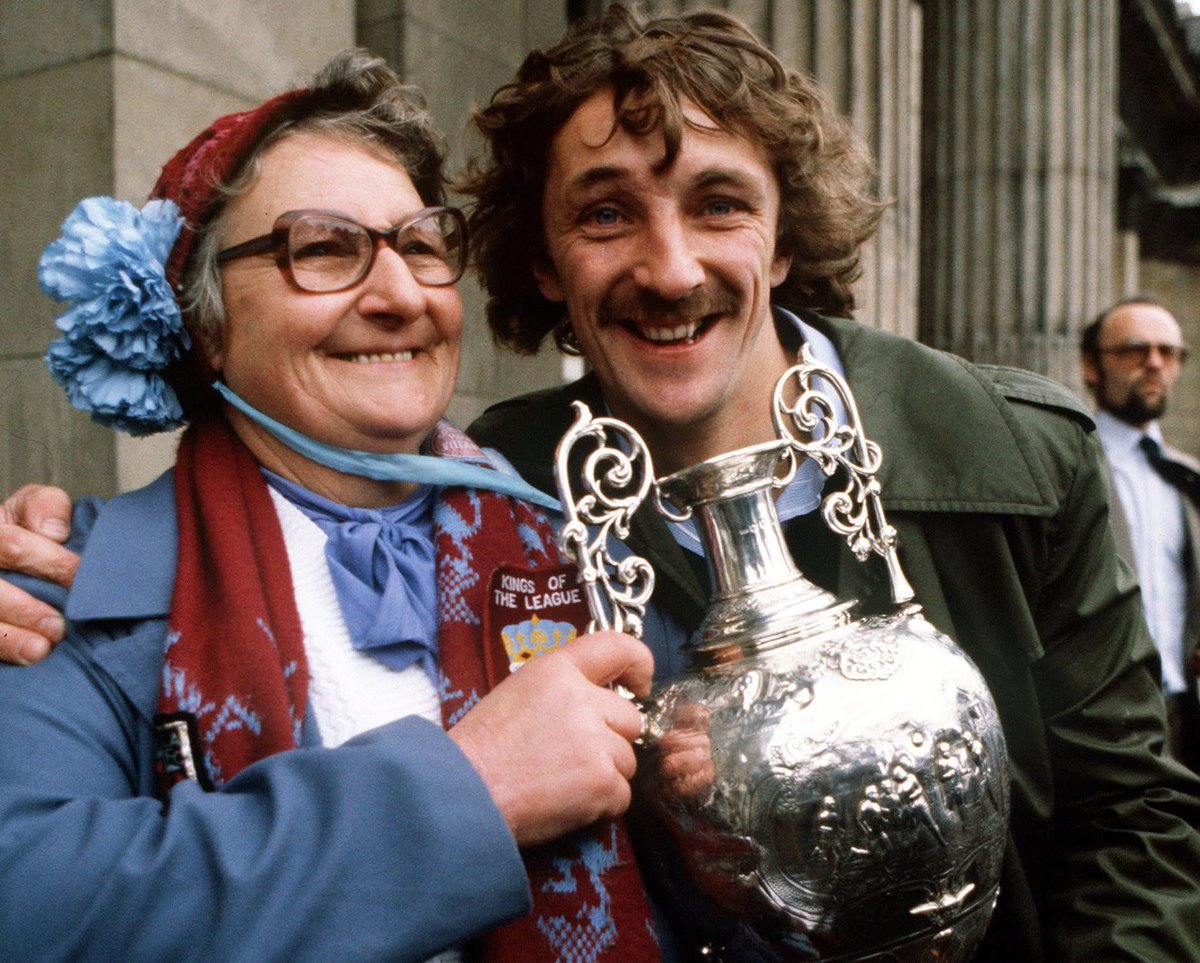 Still one of my favourite Villa pictures from those #Birmingham Town Hall celebrations on 4th May 1981. Anybody know who the lady was? Where you there?

Des wad one of the legends we want to celebrate with ‘“#Just14TheMovie please spare just £14 to help. crowdfunder.co.uk/p/qr/jWr104wl