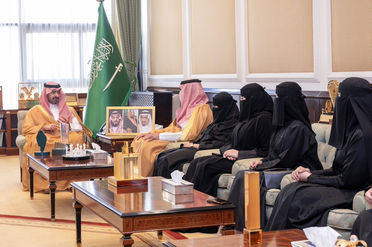 هنأهم سموه بمناسبة حصول التجمع  الصحي بالمنطقة على جائزة أداء الصحة في العديد من مسارات الجائزة ..
سمو #نائب_أمير_منطقة_تبوك يستقبل الرئيس التنفيذي لتجمع تبوك الصحي الدكتور فارس بن عايض الهمزاني يرافقه عدد من قيادات التجمع الصحي بالمنطقة