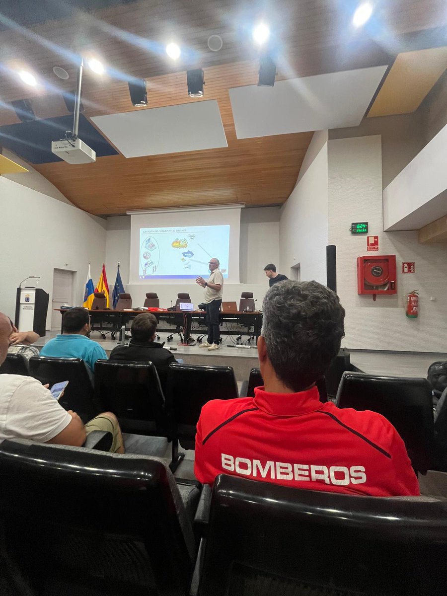 Charlas sobre operatividad y uso de drones impartidas por el Gobierno de Canarias en seguridad y emergencias hoy.