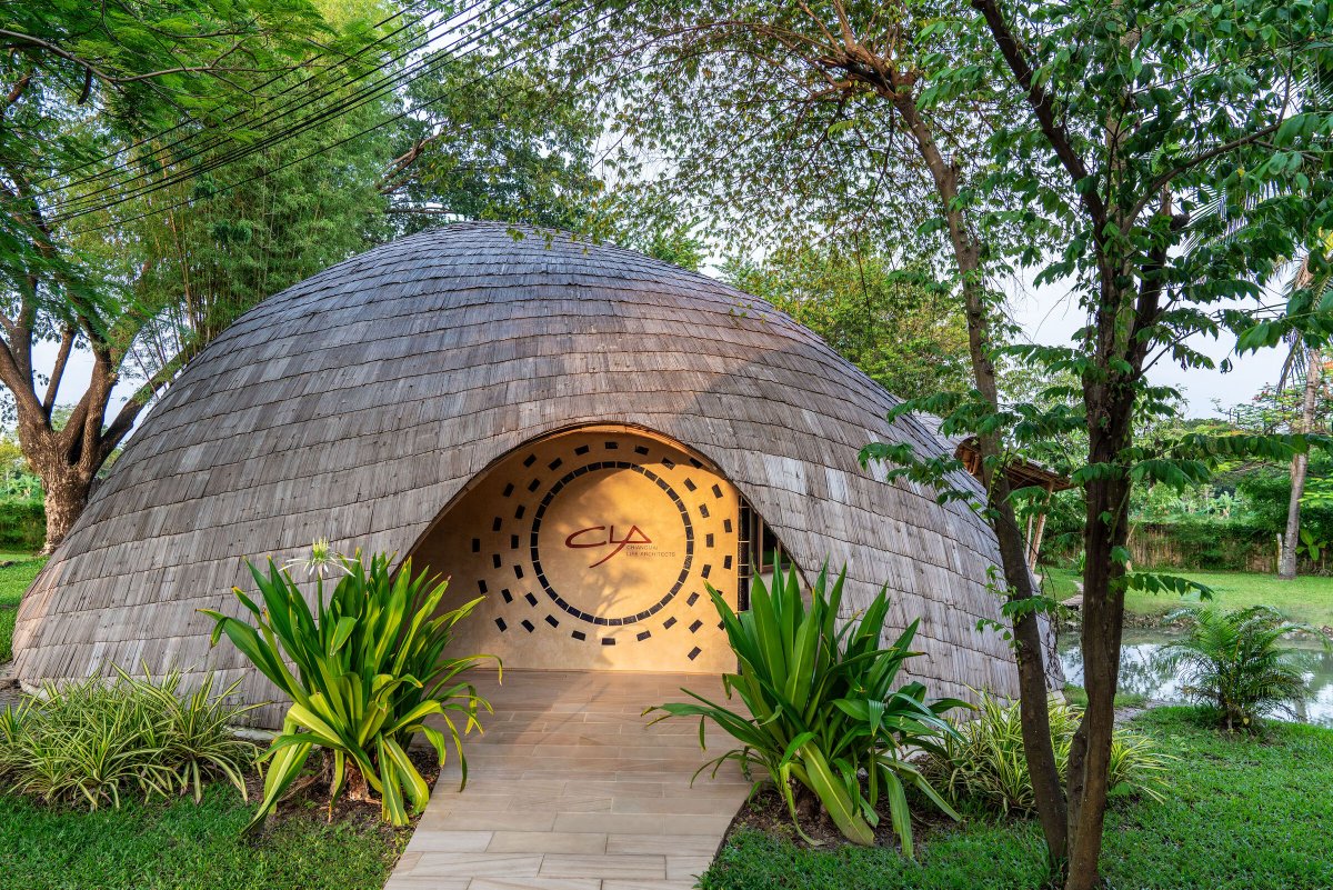 Archello's tweet image. Chiangmai Life Architects’ Office at the Water’s Edge in Chiang Mai demonstrates bioclimatic design with adobe brick and bamboo construction. 
buff.ly/bAj82Fw 

#BambooArchitecture #BioclimaticDesign #AdobeBuilding